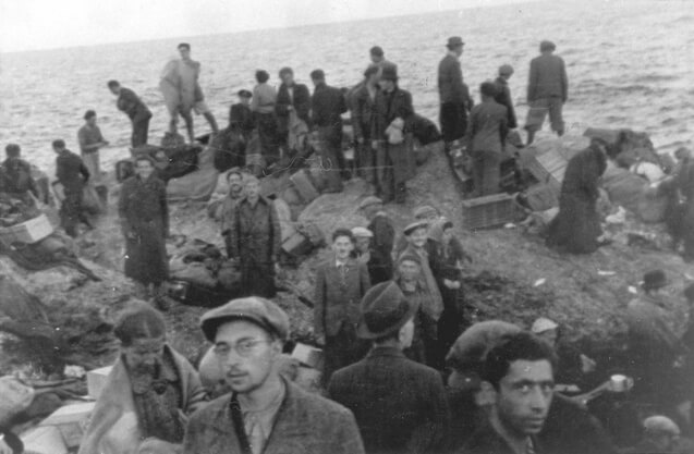 Die Überlebenden auf der Insel Kamilanisi (Yad Vashem Photo Archive)
